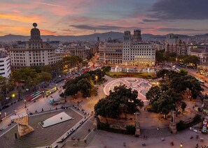 Une vue urbaine avec une grande place, des bâtiments et une fontaine.