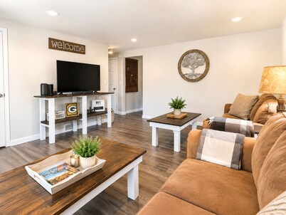 1 block Lambeau, sleeps 14+, private yard, patio, heated tailgate garage, arcade