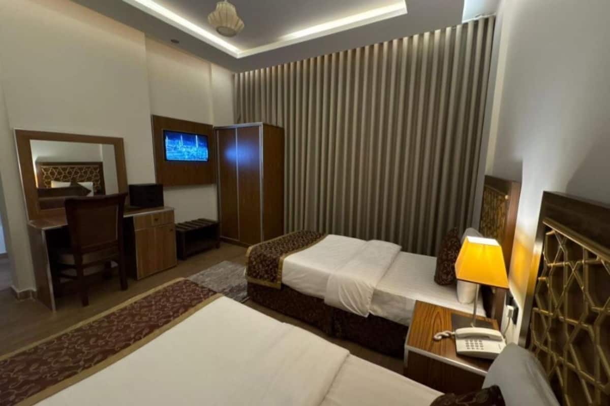 Twin Room | In-room safe, iron/ironing board, WiFi (free)