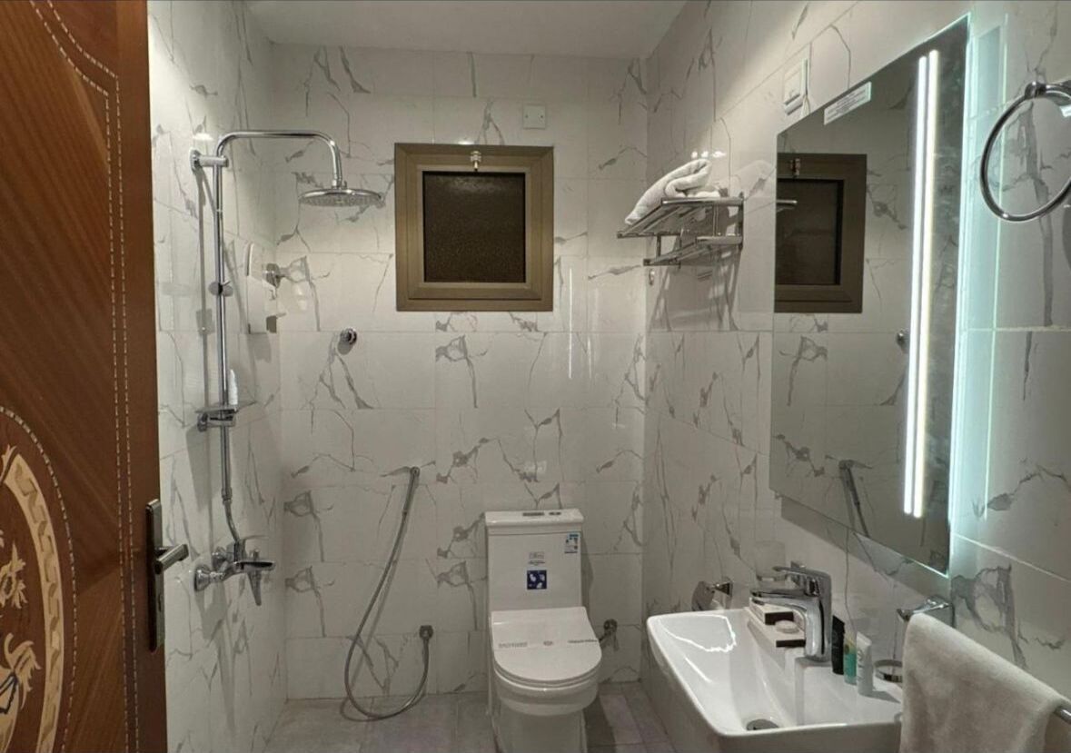 Twin Room | Bathroom | Slippers