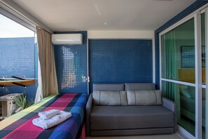 Een strijkplank/strijkijzer, wifi, beddengoed