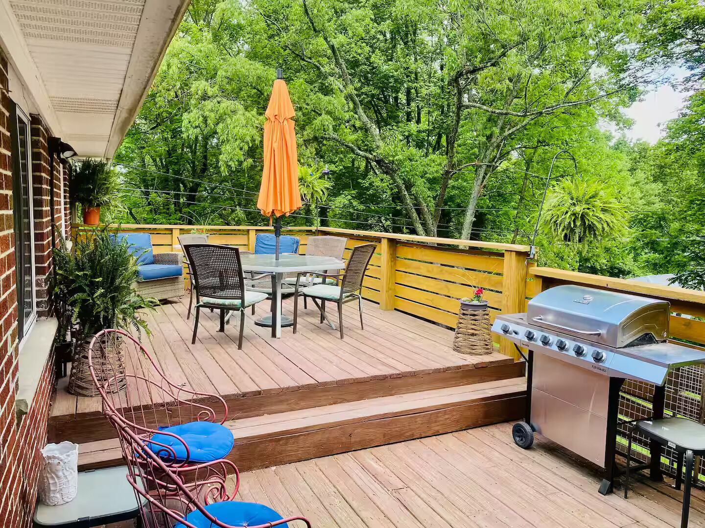 屋外ダイニングエリア. Superb 3-bedroom house with AC in charming Fayetteville