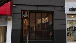 A hotel entrance with a sign for Viajero Hostels. - Viajero Lima - Miraflores Hostel (Lima)