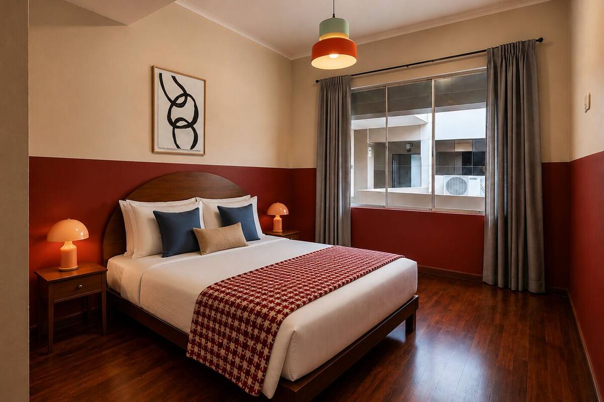 In-room safe, WiFi (free), bed sheets