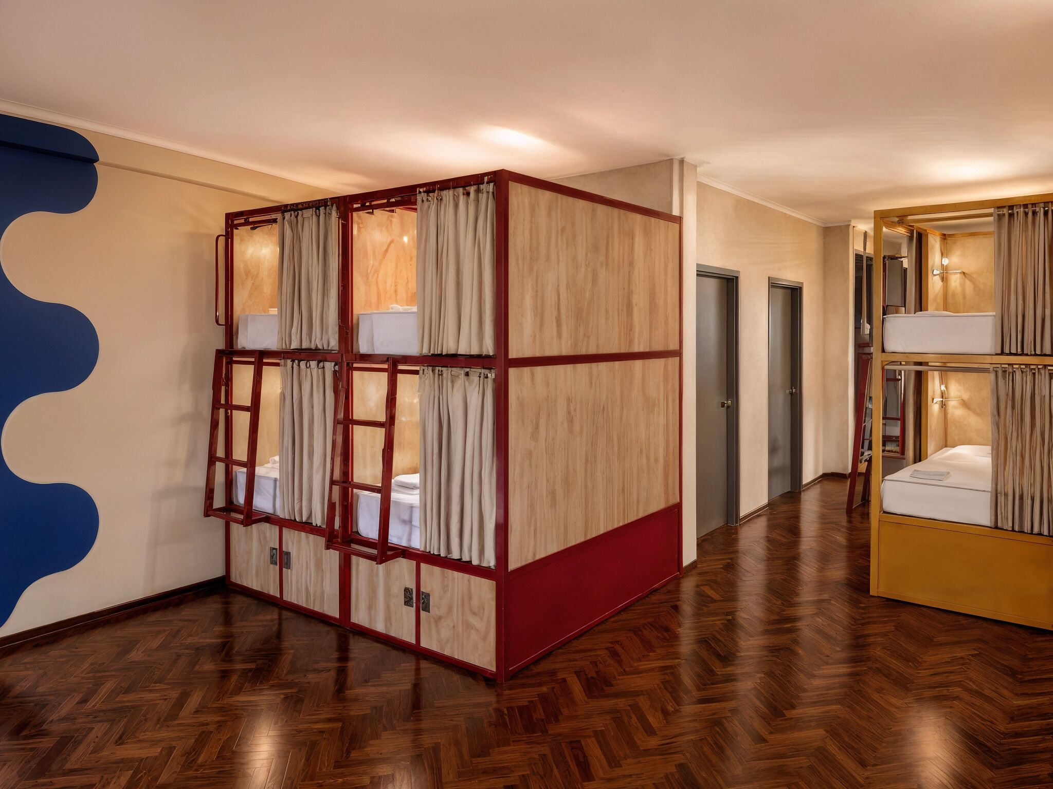 Cofres nos quartos, Wi-Fi de cortesia, roupa de cama