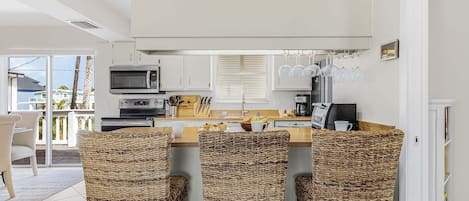 Wasserkocher mit Kaffee-/Teezubehör, Kühlschrank, Mikrowelle, Ofen