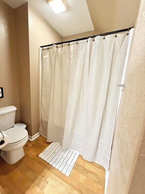 Bruser, hårtørrer, bidet, håndklæder