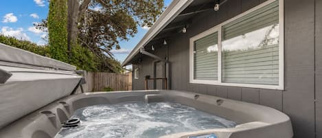 Outdoor spa tub