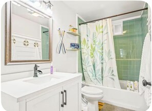 Haartrockner, Handtücher, Seife, Toilettenpapier