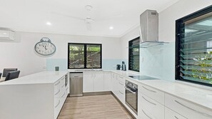 Frigorífico, microondas, horno y placa de cocina