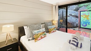 Iron/ironing board, bed sheets