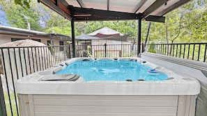 Outdoor spa tub - Alma Rocks – Relax by the Coast (Arcadia)