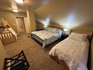 6 slaapkamers, een strijkplank/strijkijzer, wifi, beddengoed