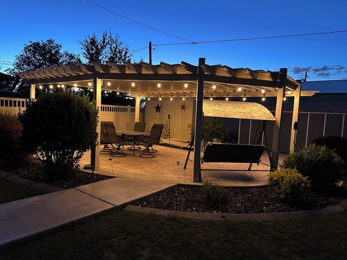 Spacious 6-bedroom house in peaceful Vernal with AC