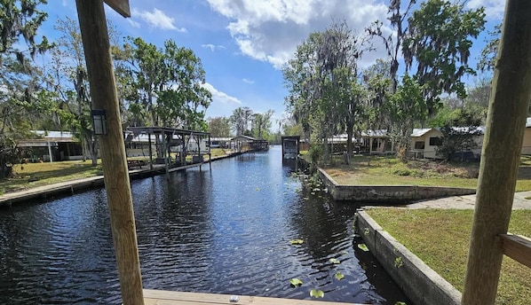 Un canal bordé de promenades en bois et de petits bâtiments de chaque côté.