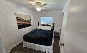 Room - Froggies Fish Camp - Peaceful Waterfront Escape with Dock & Direct River Access! (Satsuma)