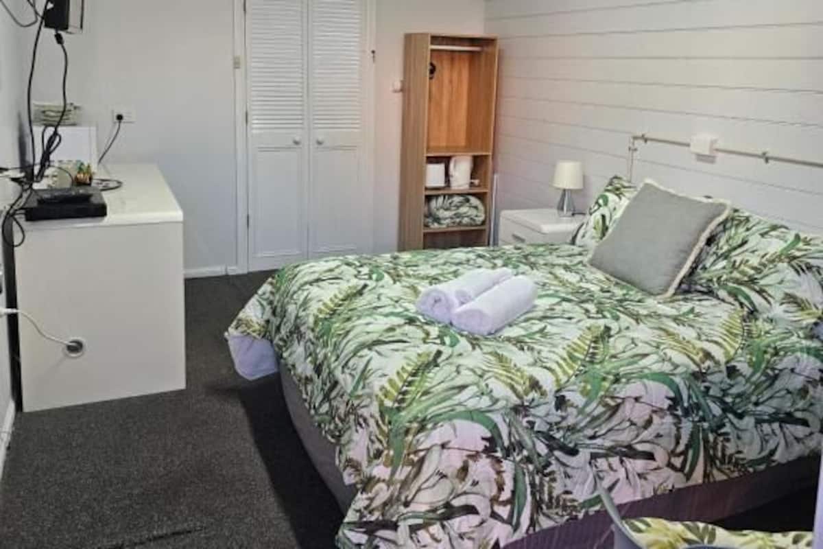 Chambre Double Économique, vue cour intérieure | Fer et planche à repasser, Wi-Fi gratuit