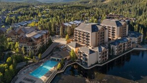 Un resort con diversi edifici, una piscina e un lago.
