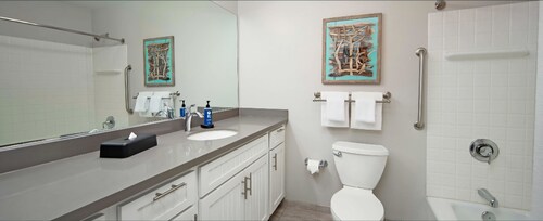 Cozy 1-bedroom hotel suite with AC in peaceful San Diego