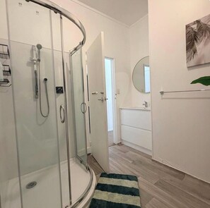 Secador de cabelo, toalhas de banho, sabonete, papel higiênico