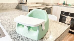 Microondas, horno, hervidor eléctrico y utensilios de cocina