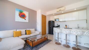 Comfort Apartment, City View | Living area
