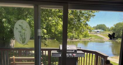 Cozy 1-bedroom house in lovely Memphis with AC comfort right on the River.