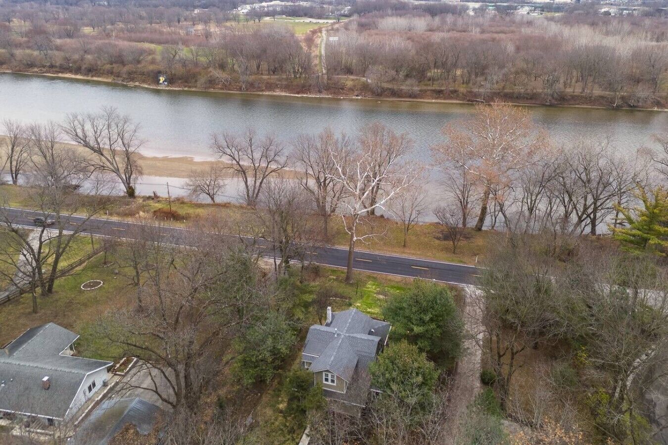 Un quartier résidentiel avec des maisons, une route et une rivière.