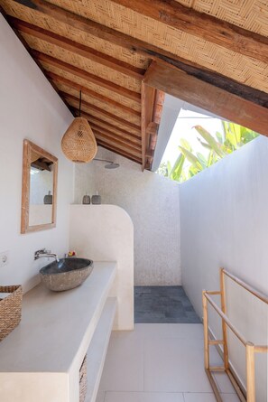 Bathroom - 3BR Joglo Villa • Family Gataway • Heart of Uluwatu•Private Pool (pecatu)