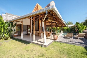 Outdoor dining - 3BR Joglo Villa • Family Gataway • Heart of Uluwatu•Private Pool (pecatu)