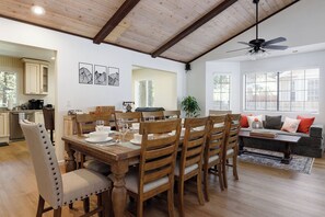 Dining - Teakwood Chalet - Games / Fire Pit / Minutes to Lake and Ski (Big Bear Lake)