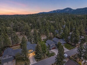 A residential area with houses surrounded by dense forest, a clear sky, and distant mountains. - Teakwood Chalet - Games / Fire Pit / Minutes to Lake and Ski (Big Bear Lake)