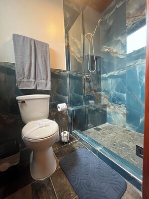 Hair dryer, towels, soap, toilet paper - Charming 2-bedroom condo with AC at the Marina Flamingo few steps from the beach (Flamingo)