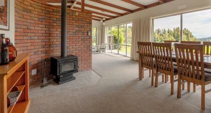 Escape to the Country. Family-sized farmhouse with cozy fire and tennis court.