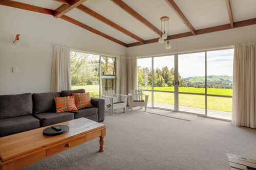Escape to the Country. Family-sized farmhouse with cozy fire and tennis court.