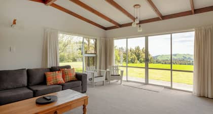 Escape to the Country. Family-sized farmhouse with cozy fire and tennis court.
