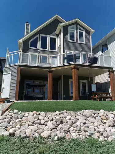 Fun in the Sun! Lake McGregor Cottage & Resort
