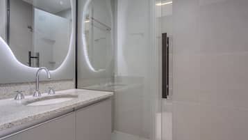 SĂšche-cheveux, serviettes fournies, savon, papier toilette