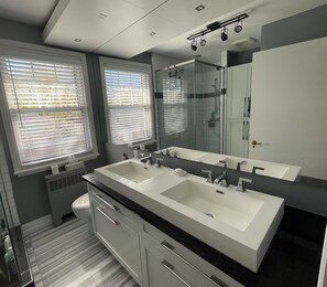 Douche, séchoir à cheveux, serviettes fournies, savon