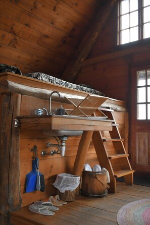 Room - Handcrafted Woodland Cabin w/ Sauna & Mtn Views (Washington)