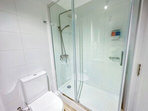 Shower, hair dryer, towels, soap - Modern apartment in downtown Santiago | Steps from the metro | WIFI (Santiago)