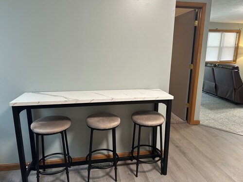 Edge of town unit 1, Comfortable 2 bedroom with queen beds, AC w covered porch
