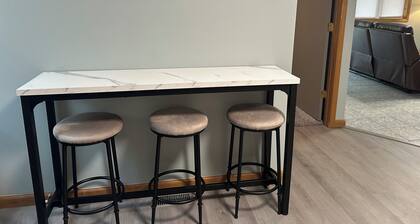Edge of town unit 1, Comfortable 2 bedroom with queen beds, AC w covered porch