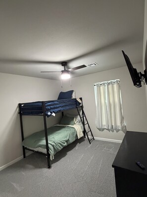 3 habitaciones, tabla de planchar con plancha, wifi y ropa de cama 