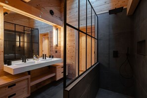 Bathroom - Mas Monts - Five Bedroom Chalet, Sleeps 14 (Le Monêtier-les-Bains)