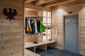 Interior - Mas Monts - Five Bedroom Chalet, Sleeps 14 (Le Monêtier-les-Bains)