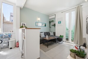 Ein modernes Wohnzimmer mit einer Couch, einem Couchtisch und Blumentöpfen.