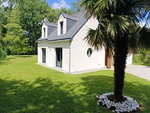 A single-story house with a sloped roof, a circular window, and a door. - Ty Kerdreven - Maison familiale avec grand jardin (Crac'h)