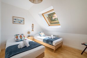 A bedroom with two beds, a skylight, a hanging light fixture, and a wall-mounted picture. - Ty Kerdreven - Maison familiale avec grand jardin (Crac'h)