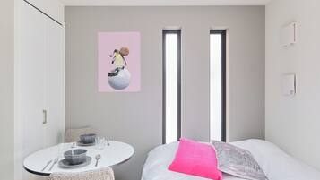 Apartment (101) | Desk, blackout drapes, free WiFi